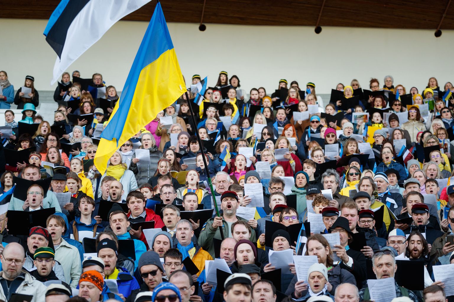 Эстония спела в поддержку Украине на Певческом поле в Таллинне.