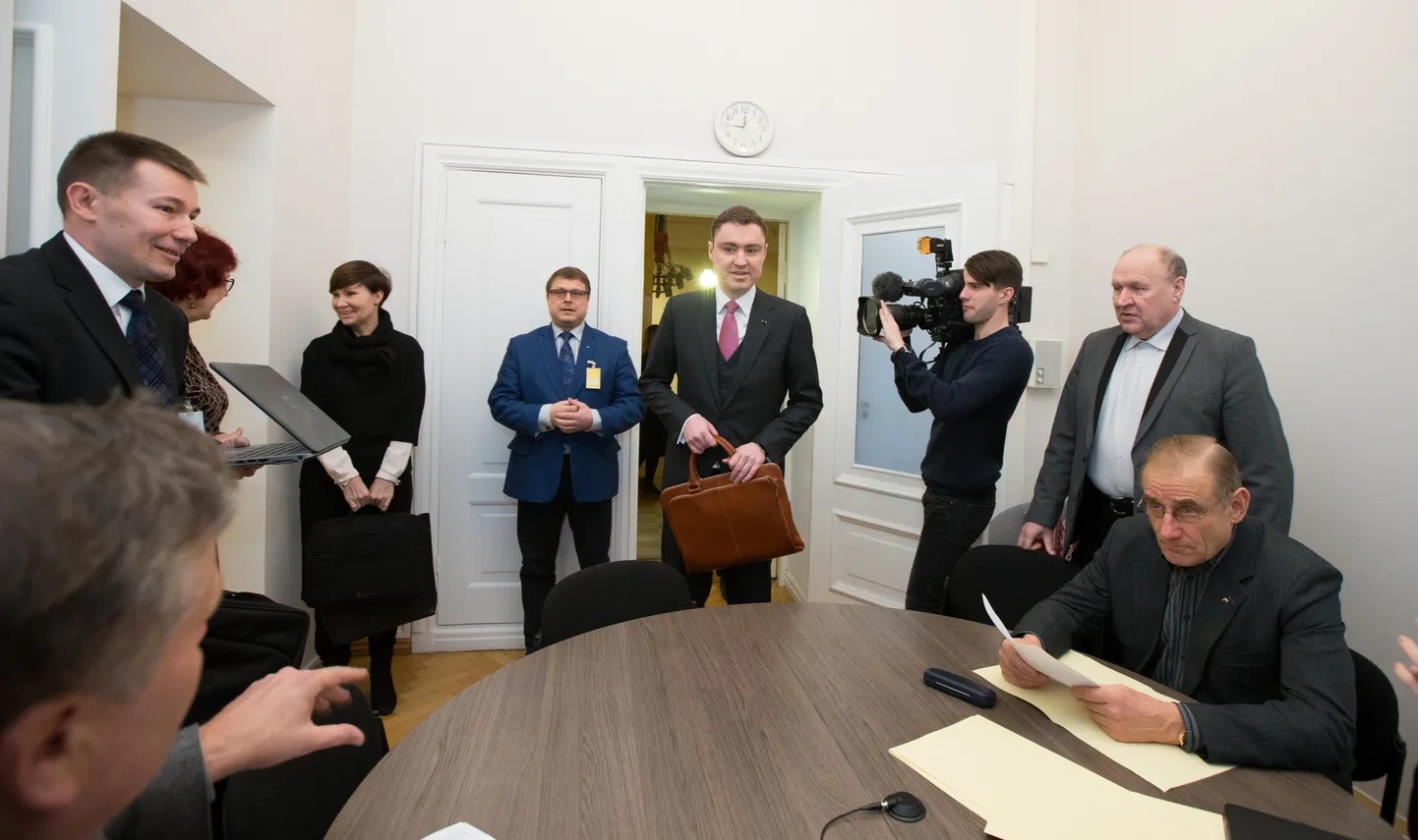 У Комиссии по борьбе с коррупцией еще много подозрений.