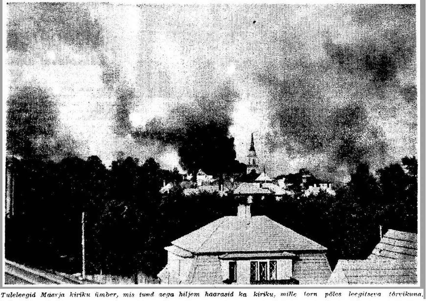 Tartu on 12. juulil 1941 leekides, Maarja kiriku torn on veel püsti.