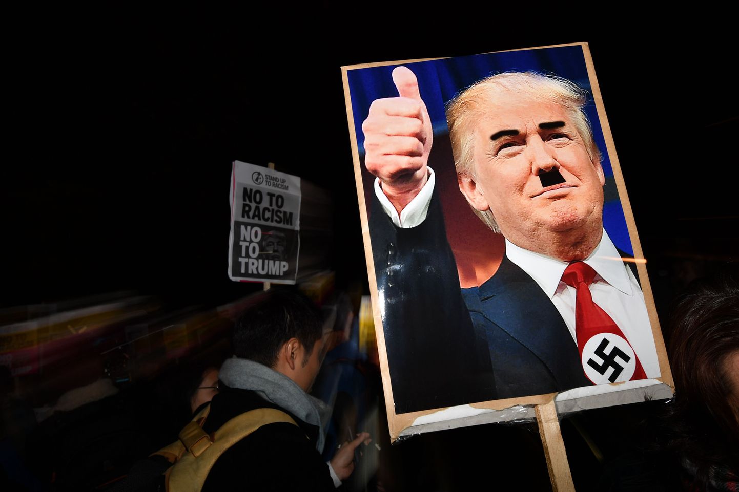 Donald Trumpi on plakatil kujutatud Adolf Hitlerina