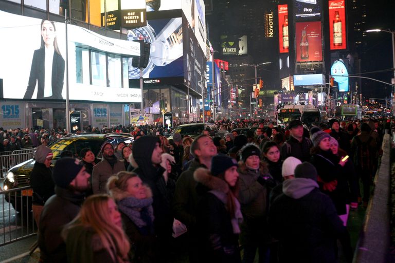 Inimesed ootamas uue aasta tulekut Times Square'il