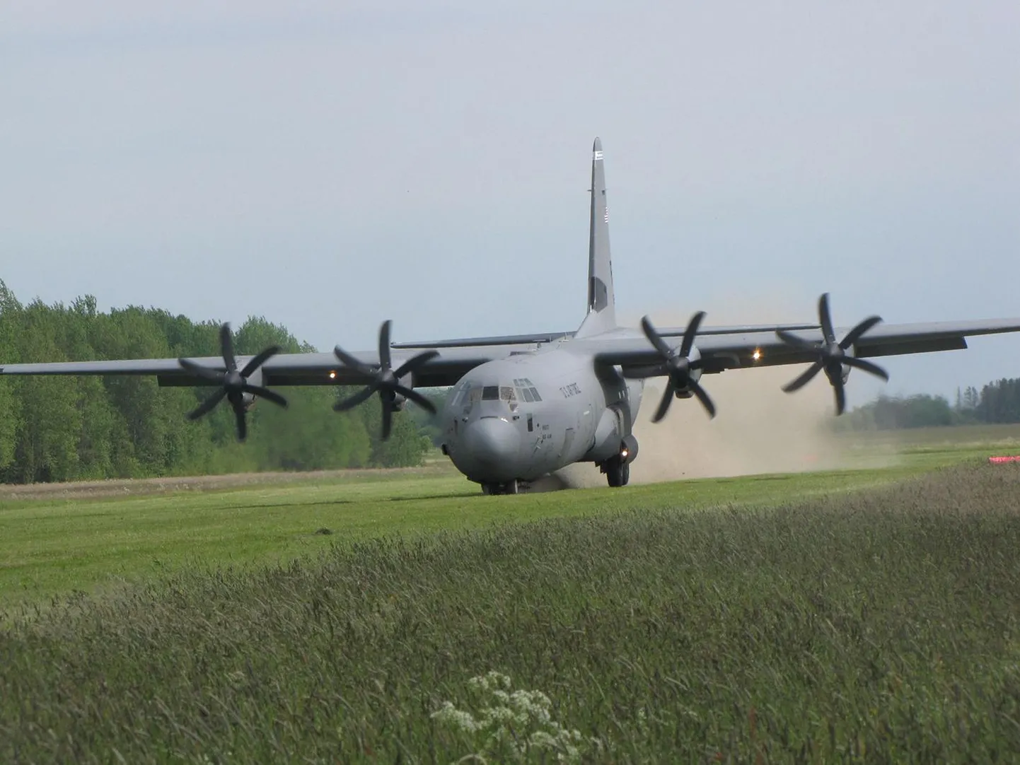 Lisaks Koigi lennuvälja murukatte tasasust testivatele NATO lennukitele hakkavad kahe aasta pärast Koigist õhku tõusma Luksemburgi suurhertsogiriigi militaarotstarbelised droonid.