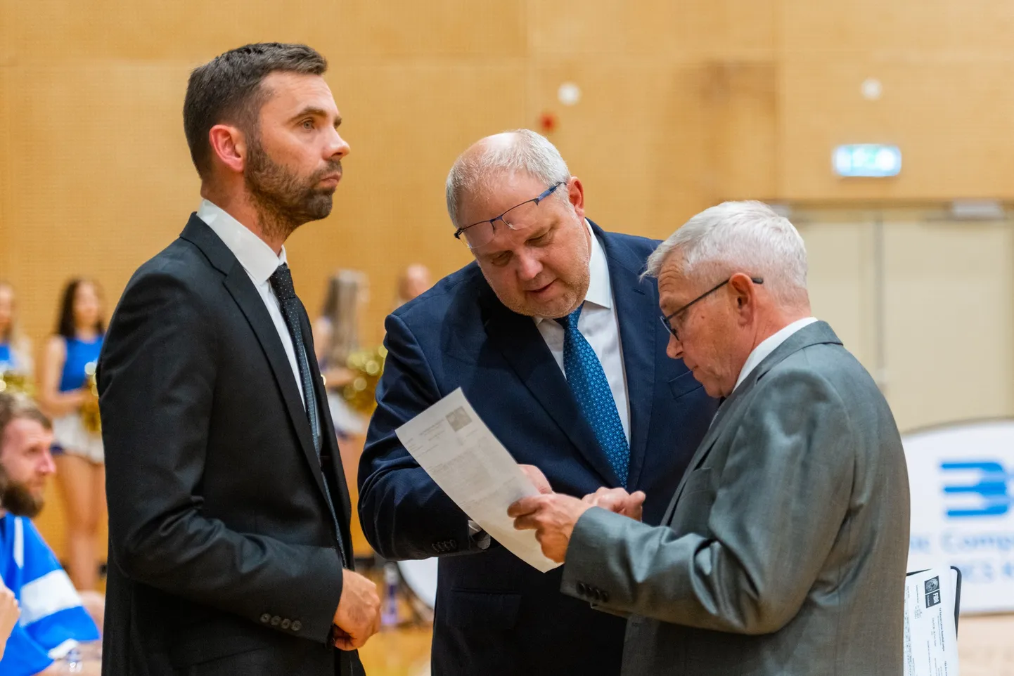 Üllar Kerde (paremal) on enam kui kümneaastase pausi järel tagasi Eesti meeste korvpalli meistriliiga tasemel. Ta täidab Keila meeskonnas Peep Pahvi (keskel) abitreeneri rolli. Vasakul tiimi teine abitreener Marko Arro.