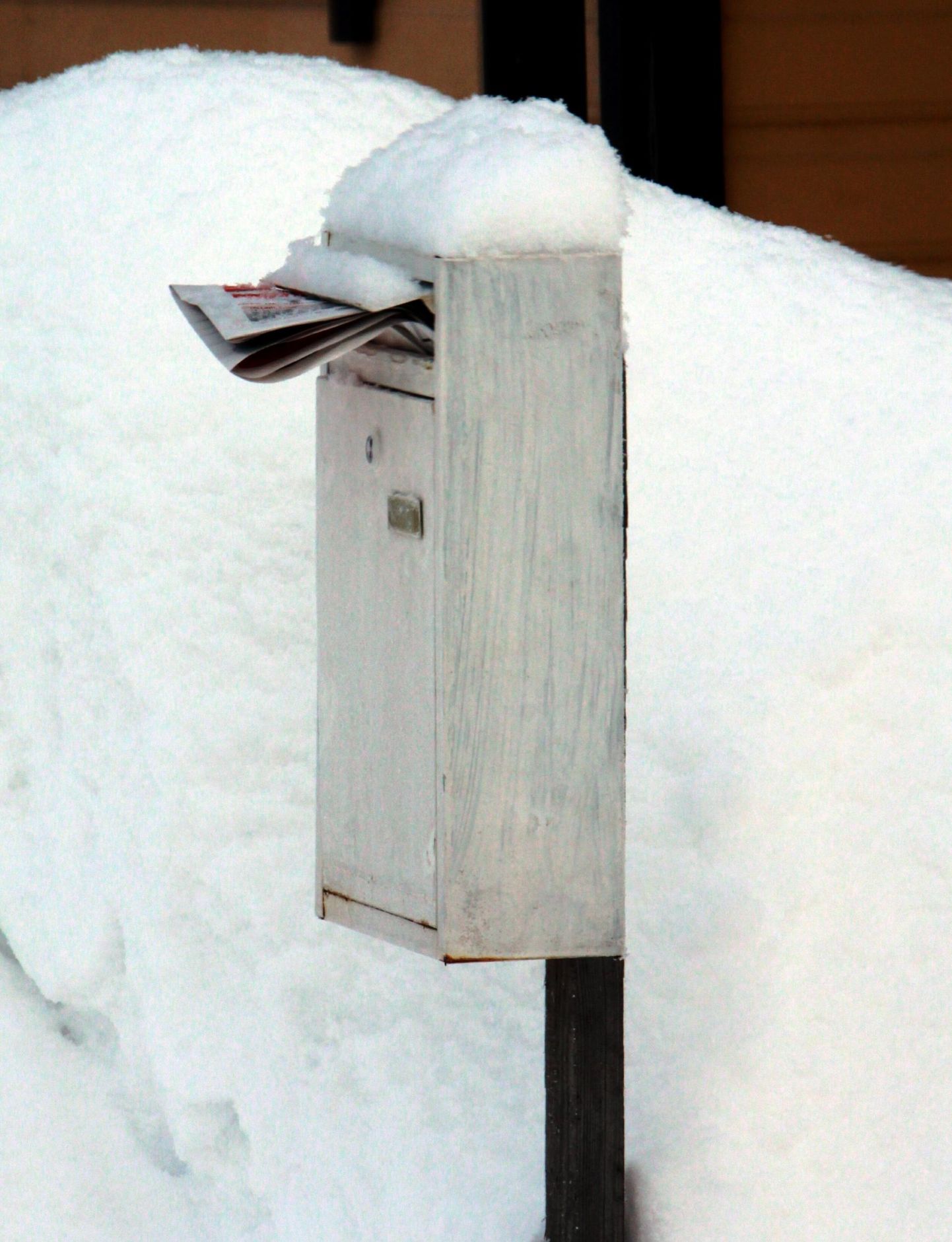 Omniva manitseb omanikke postkaste lumest ja jääst puhastama.