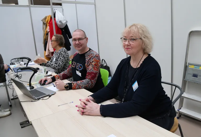 Esiplaanil valimisjaoskonna number 2 juht Anneli Adamson.