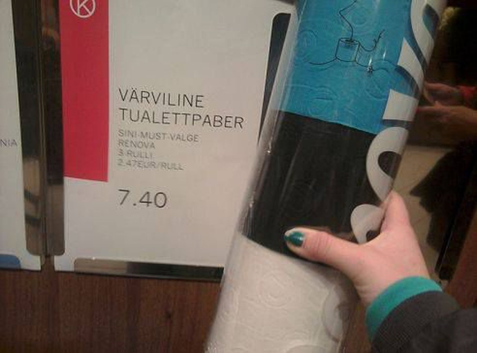Eesti lipuvärvides WC-paberi toru