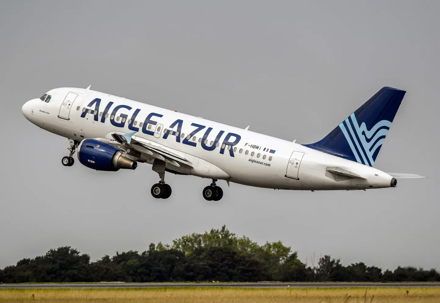 Francijas aviokompānijas "Aigle Azur" lidmašīna.