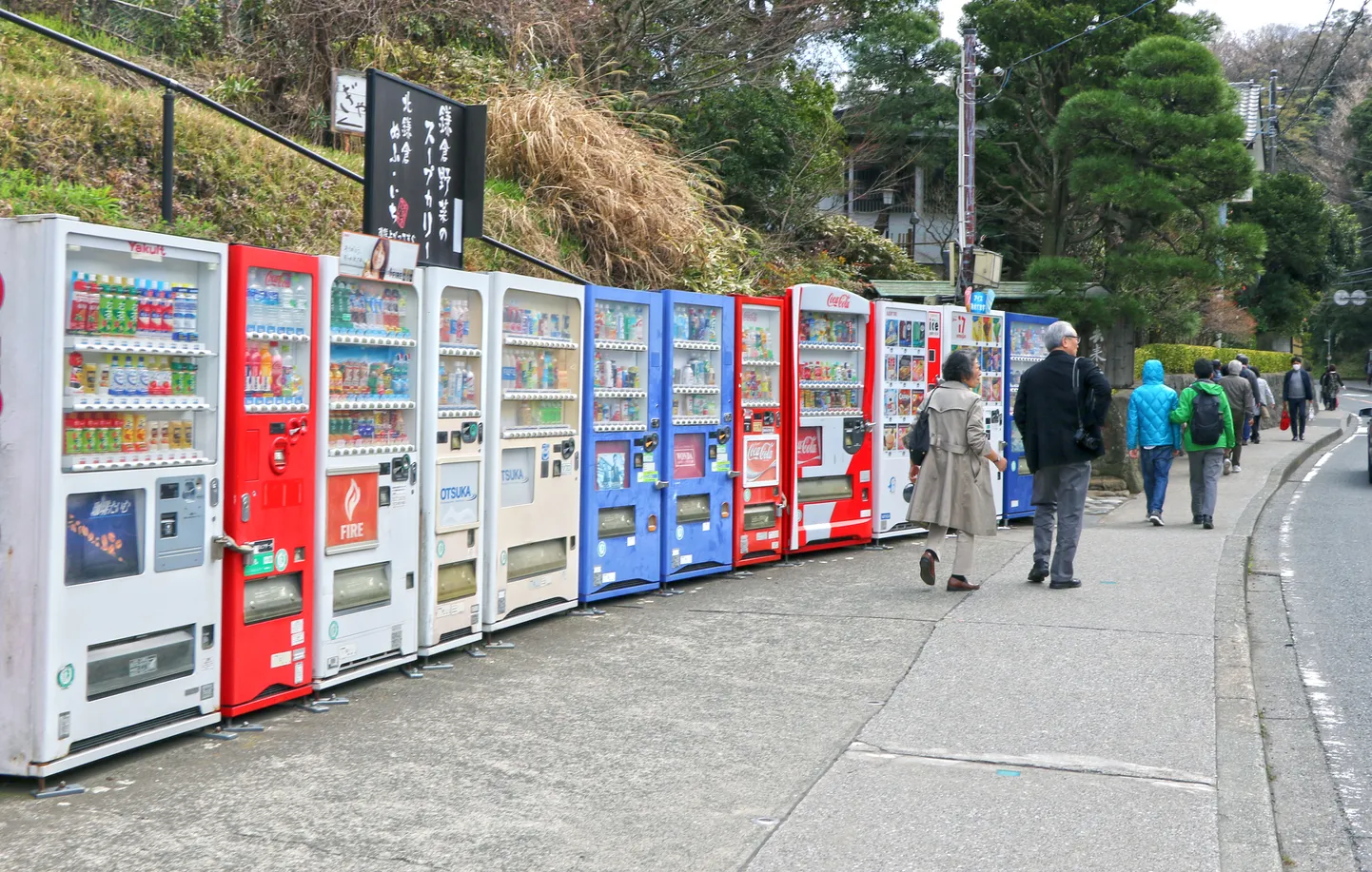 14 müügiautomaati reas Kamakuras. Kõik ei jäänud pildile.