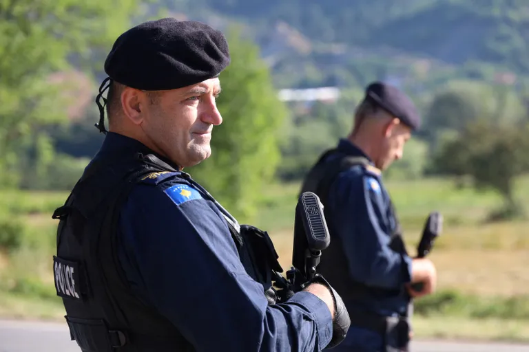 Косовская полиция патрулирует дорогу в Зупче, Косово, 1 августа 2022 года.