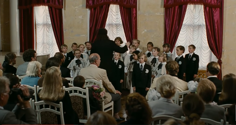 В фильме с Америкой пародийно прощается детский хор.