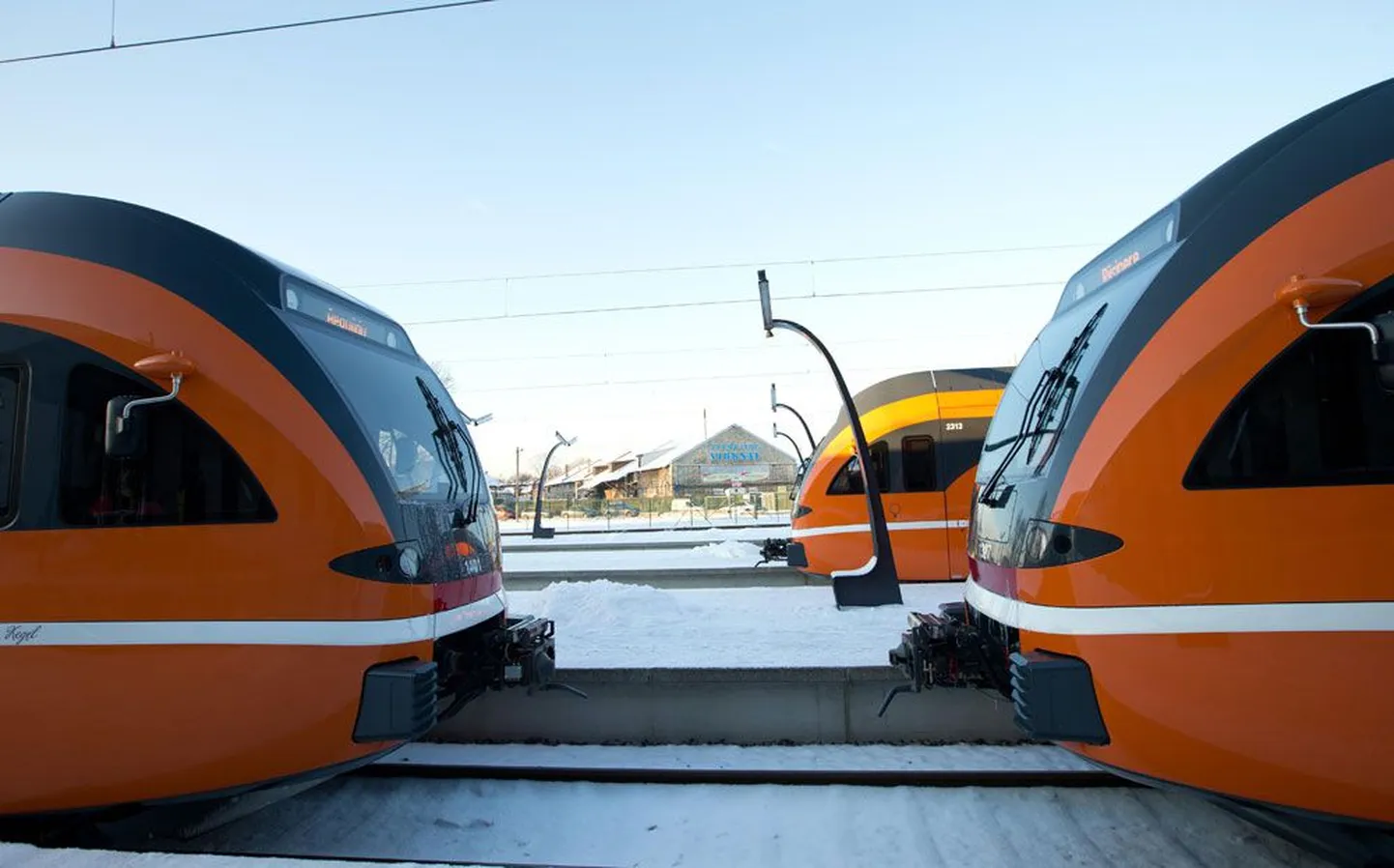 Balti jaamas seisavad nüüd eri suunda väljuvad rongid ühe perrooni ääres.
