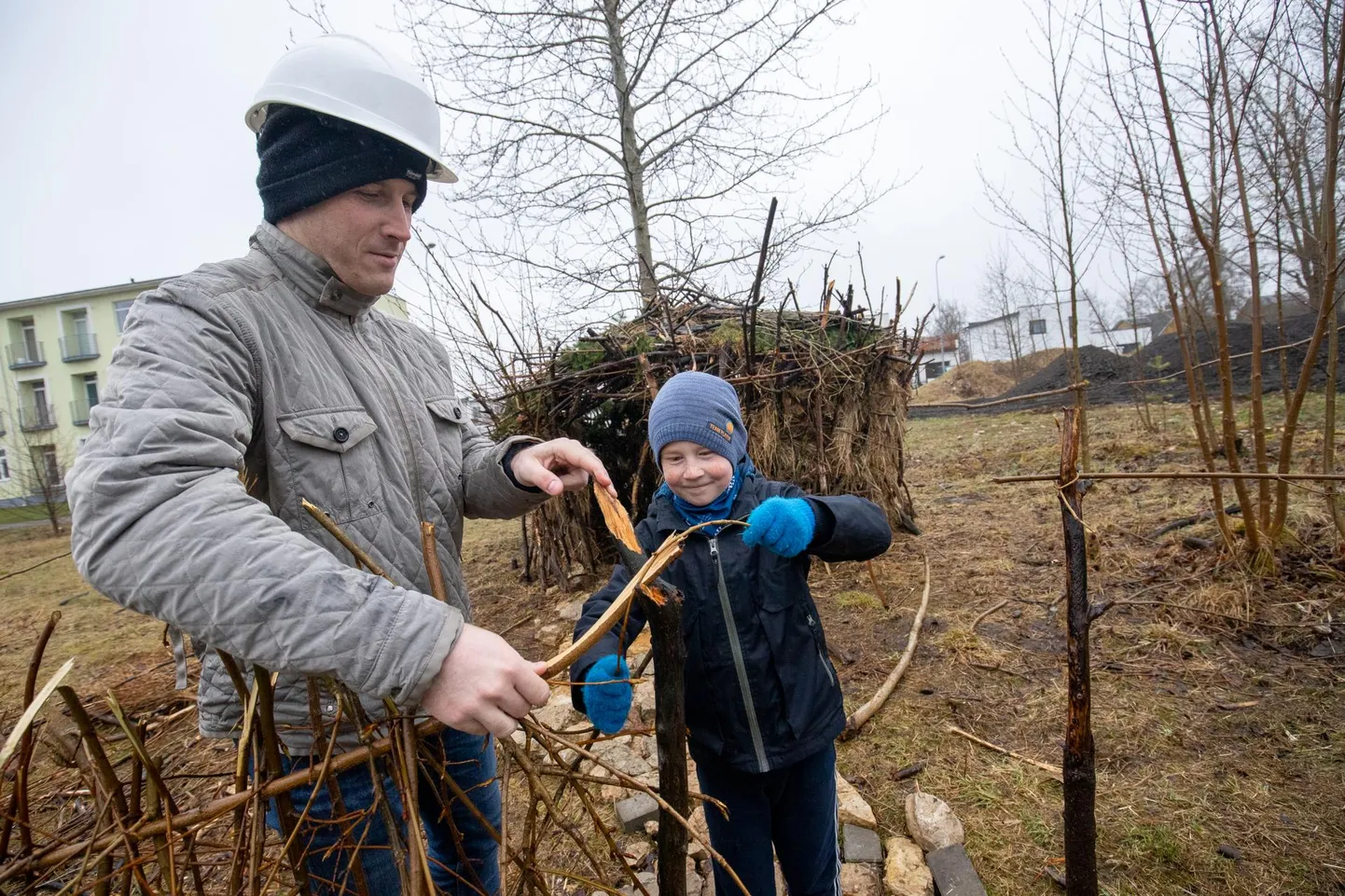 Onni piiravale aiakesele pannakse lukk ette, et eemal hoida võõraid inimesi, kes võibolla ei taju võimalikku ohtu.