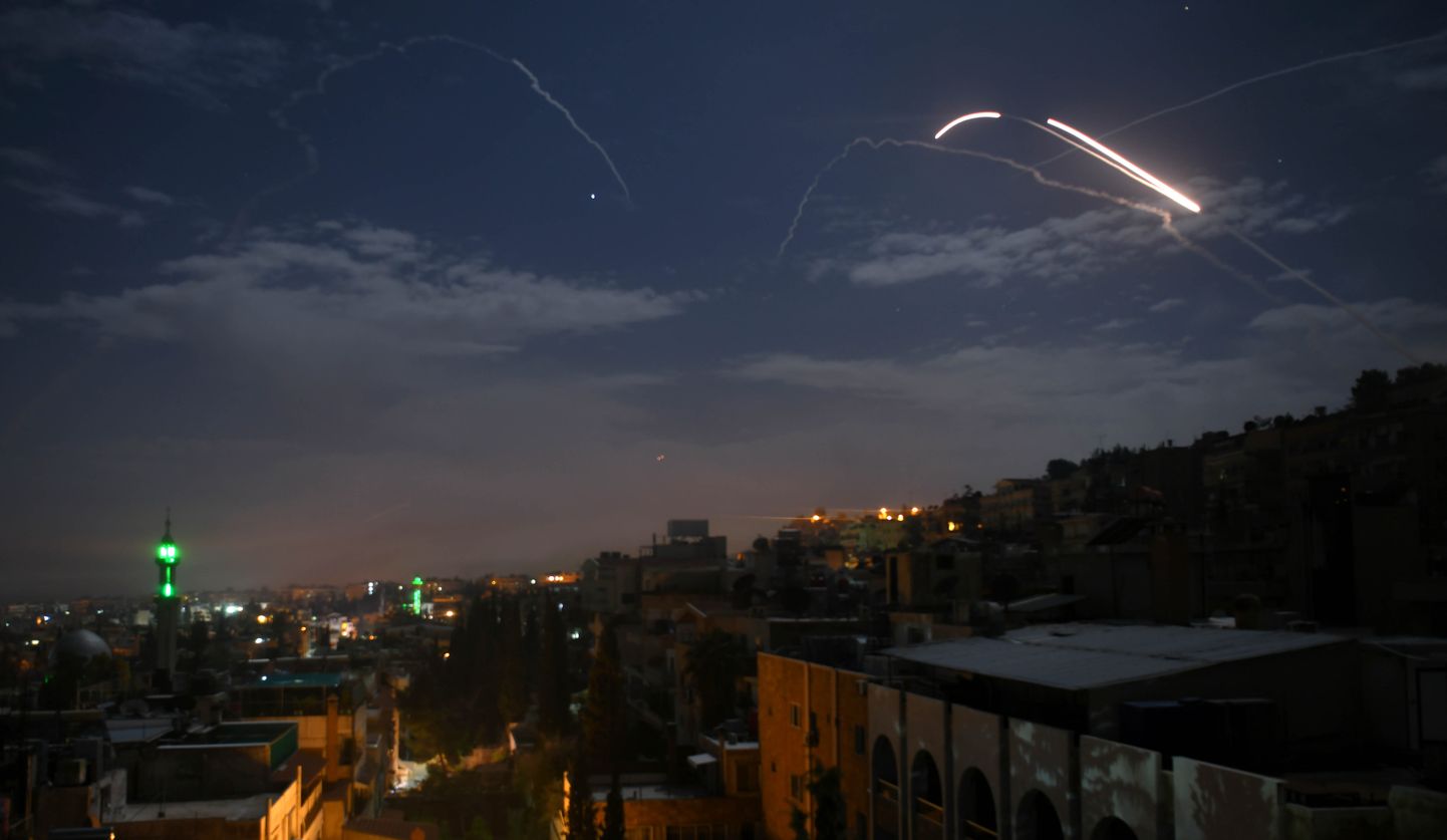 Süüria õhutõrje reageerimas Iisraeli raketitulele.