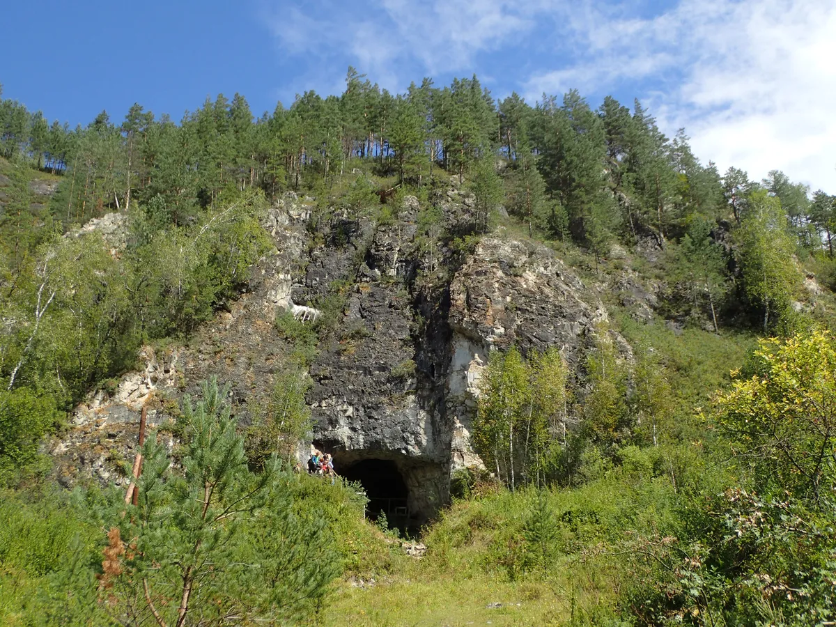 Sissepääs Denissi koopasse.