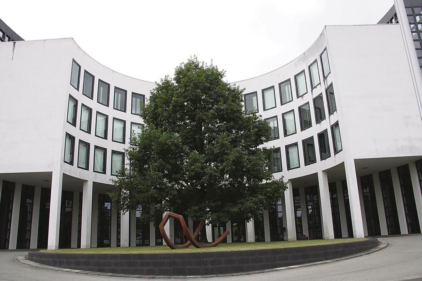 Saksamaa peaprokuratuur Karlsruhes on esitanud endisele luurajale süüdistuse teenistussaladuste avalikustamises ja pistise võtmises nii USA kui Vene luurelt.