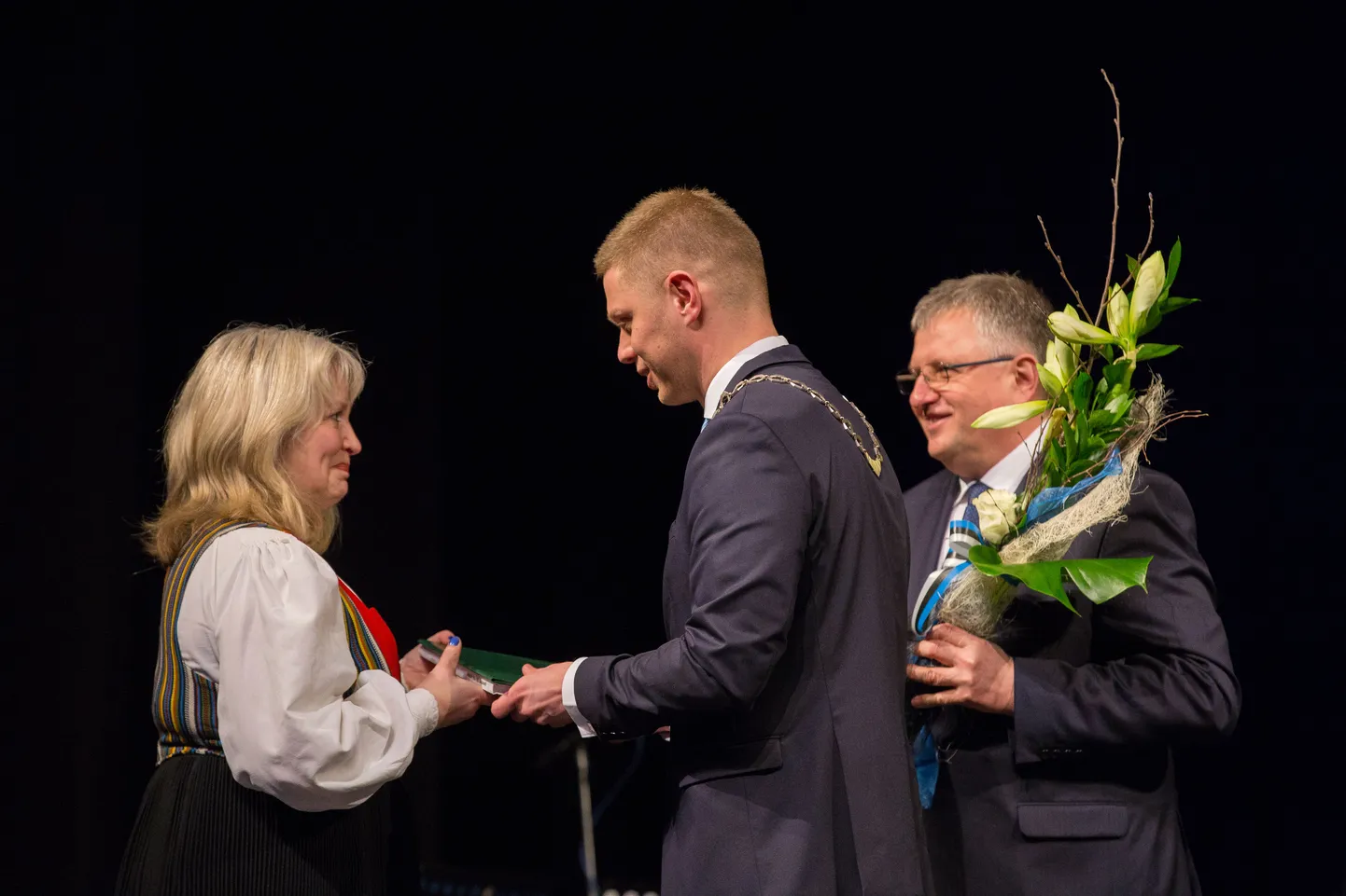 Mullu  võttis kultuuripreemia vastu Krista Rikk.
