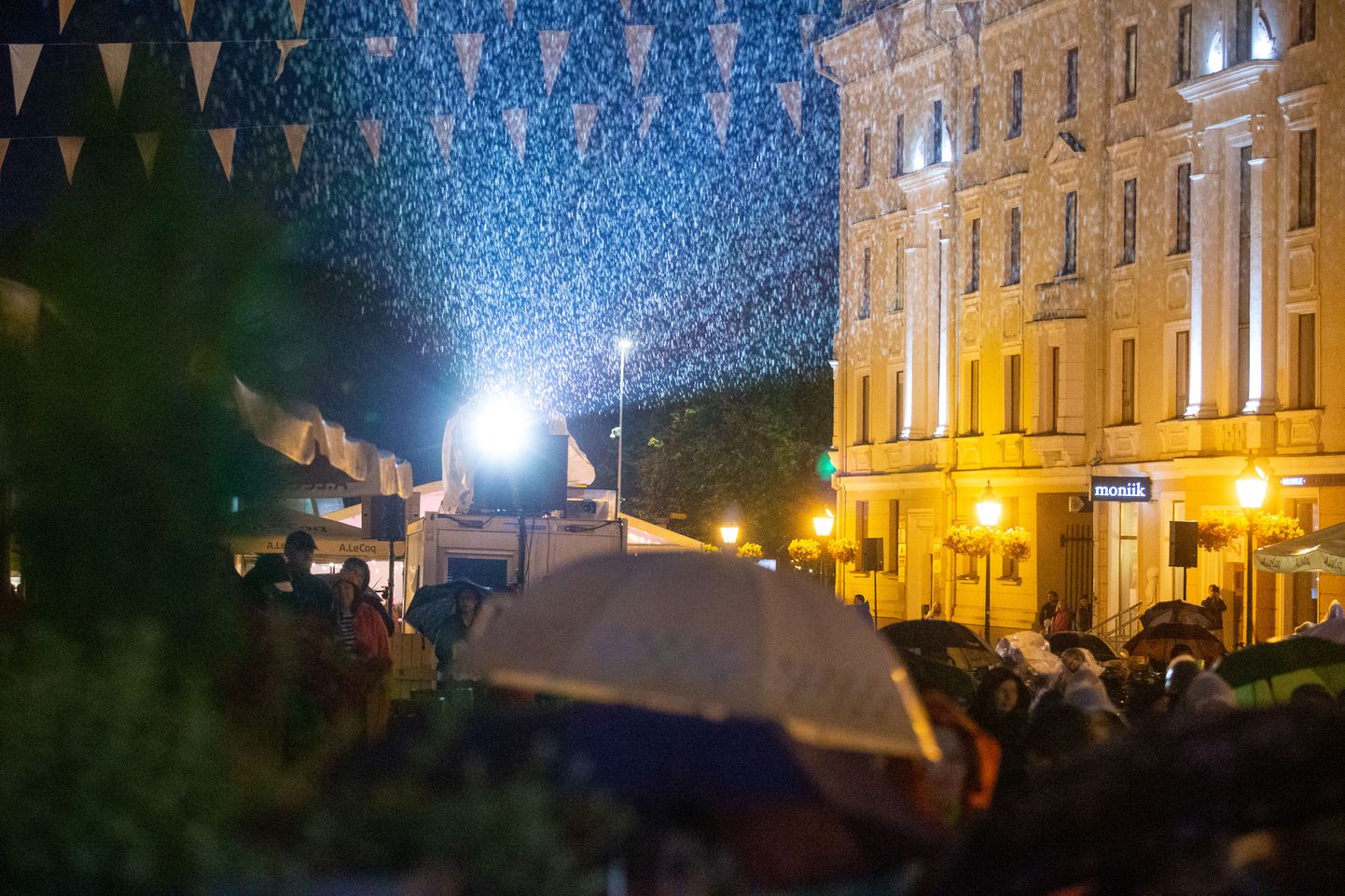 Möödunud aastal tuli Tartuffi avamisele koos filmihuvilistega ka vihm. Pikaajalise prognoosi järgi peaks seekordne festivali esimene õhtu mööduma kuivalt.