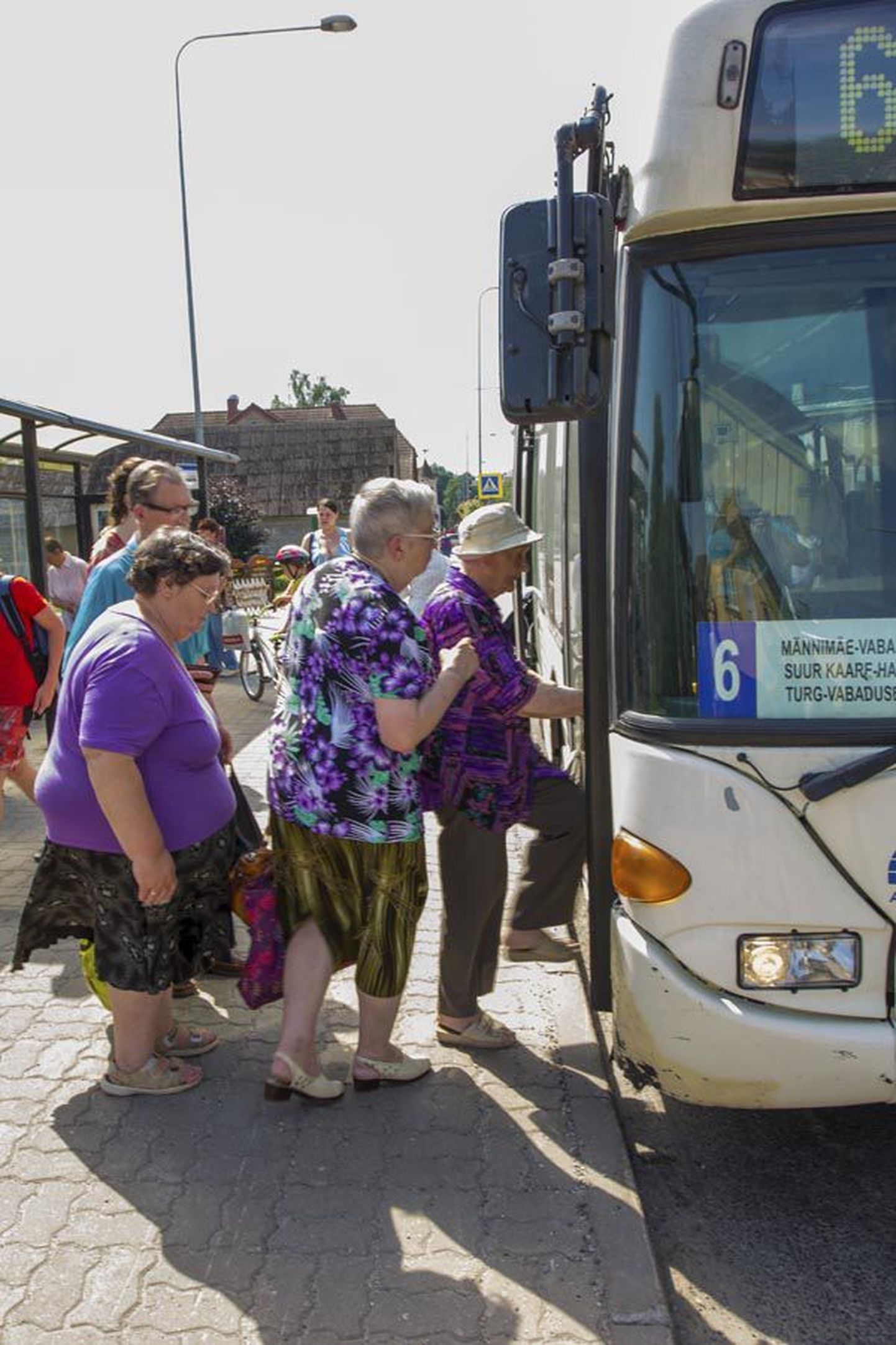 Bussi astuv viljandlane, 89-aastane Elga Ibrus ütles, et sõidab bussiga linna peaaegu iga päev. Allkirjade kogumise kampaaniast tema ei teadnud, kuid märkis, et temagi arvates võiksid pensionärid saada Viljandis õiguse tasuta bussiga sõita.