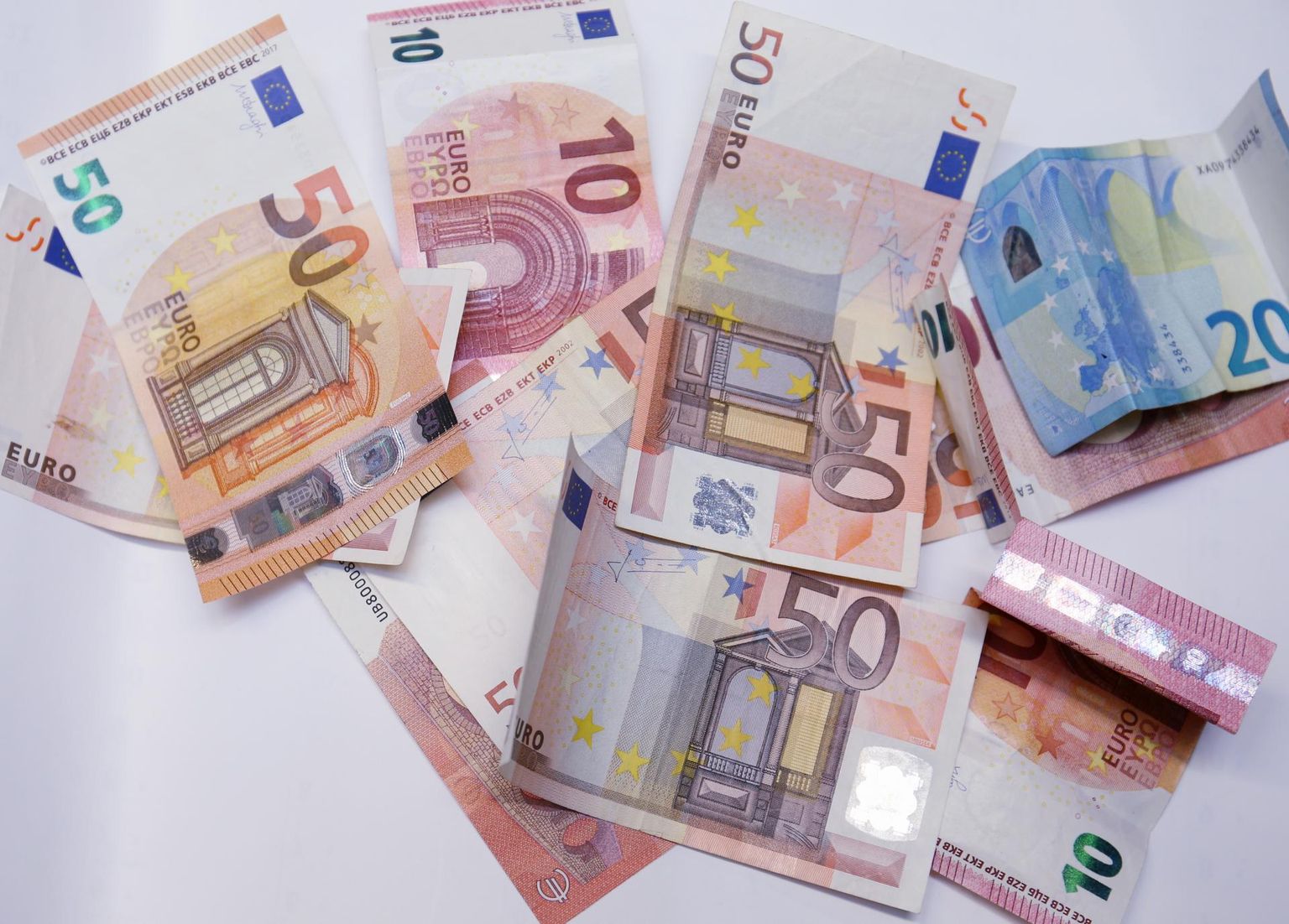 Eurorahatähed mitmes vääringus.