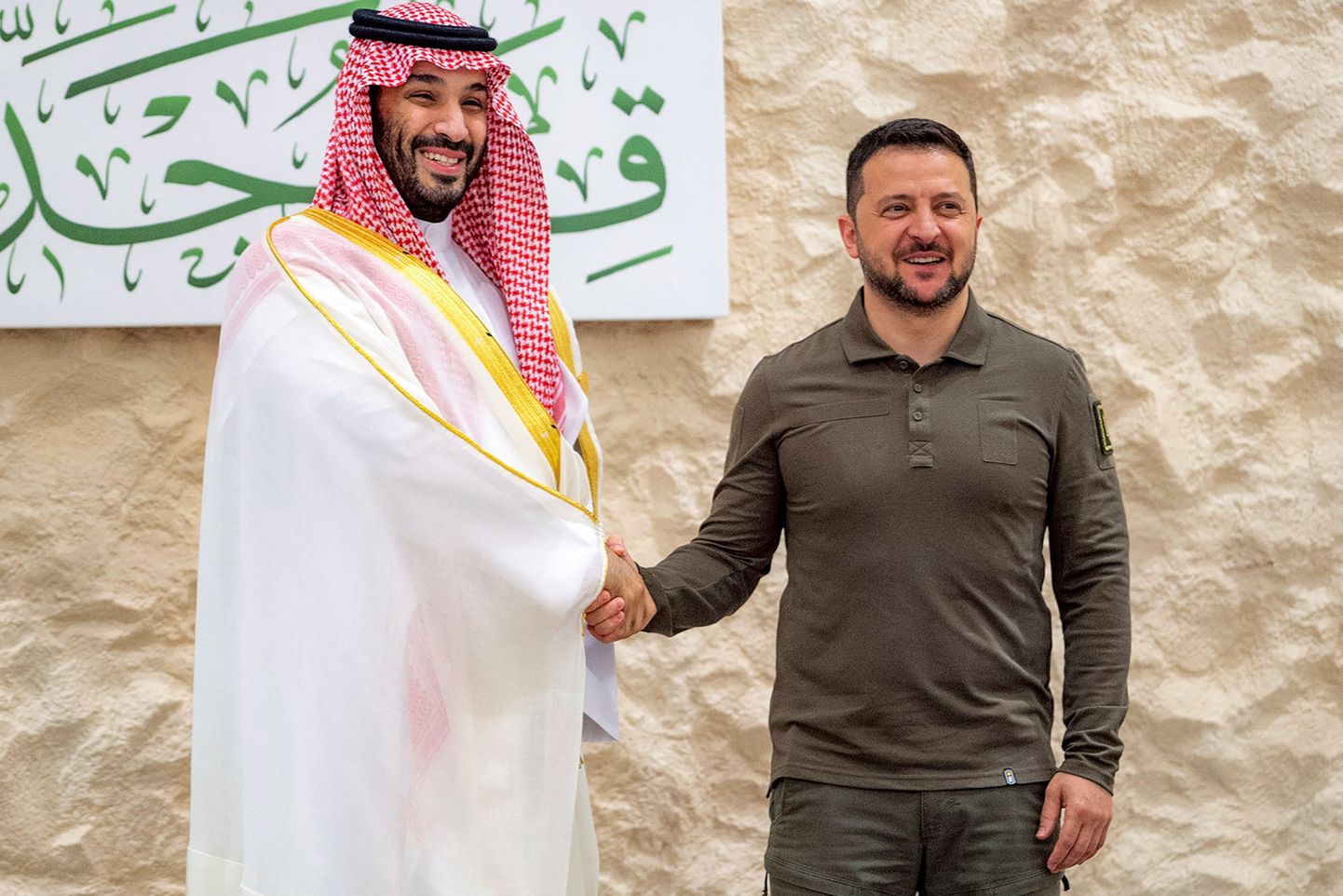 Saudi kroonprints Mohammed bin Salman (vasakul) ja Ukraina president Volodõmõr Zelenskõi surumas kätt 19. mail 2023 Jeddah's.