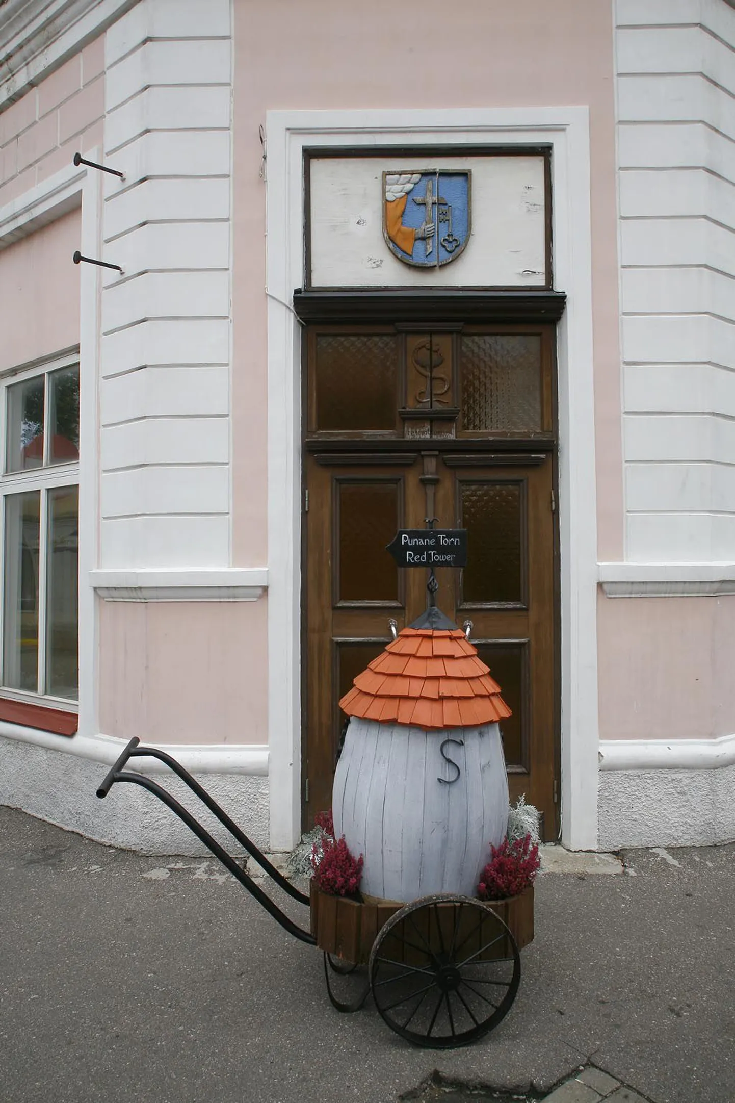 Linnaapteegi lukus ukse taga on peidus kaitse alla võetud mööbel.