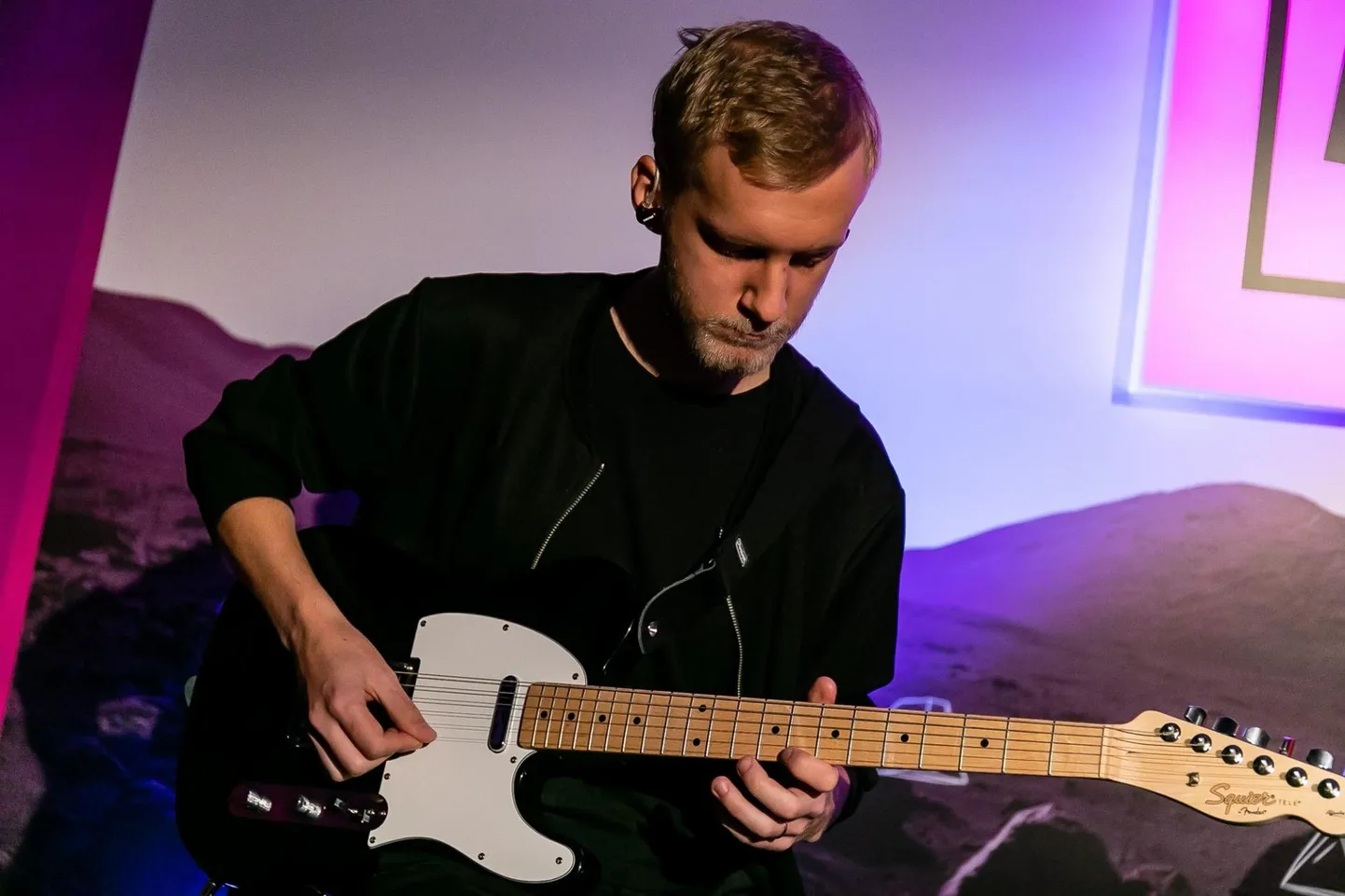 Púr Múddi astub 1. juunil üles Viljandi lauluväljakul. Pildil on popduo muusik Oliver Rõõmus.
