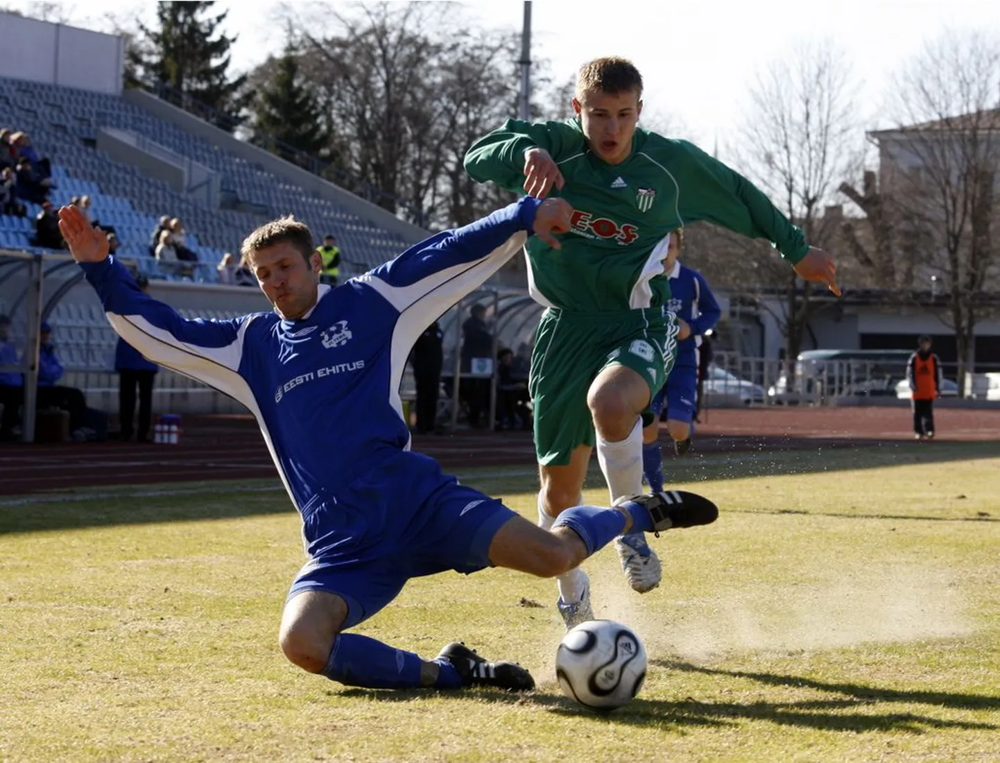 Eesti jalgpallimeistrivõistluste 8. vooru mängus alistas FC Levadia (rohelises) 2:1 FC TVMK.