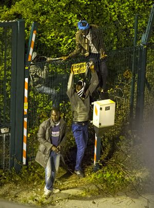 09/08/2015. Calais, France. Migrants attempt to access the train tracks to the Eurotunnel terminal at Frethun near Calais, northern France. Hundreds of migrants attempt to illegally access the Eurotunnel complex each night in order to board a train and reach the UK. Photo credit: Ben Cawthra *** Please Use Credit from Credit Field ***