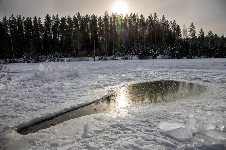 Eelmise laupäeva pärastlõunal kella kolme ajal teatati häirekeskusele, et Seljametsa karjääris on kaks autot läinud jääle sõitma ja üks nendest on läbi vajunud.