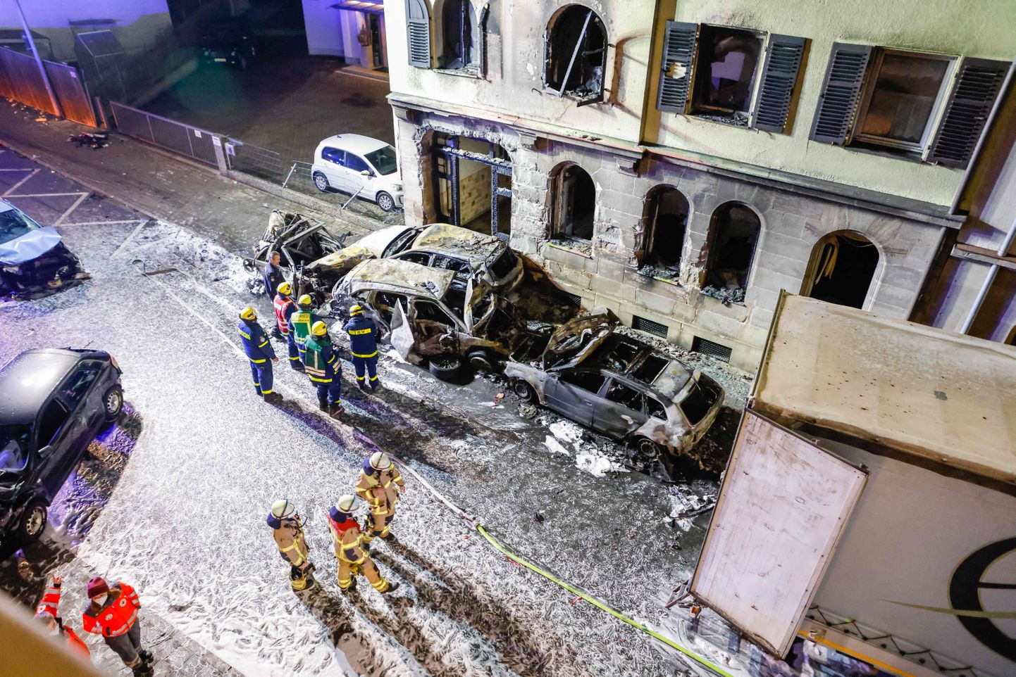 Päästetöötajad eile Lõuna-Saksamaal Fürthi linnas, kus purjus veokijuht rammis enam kui 30 sõidukit.