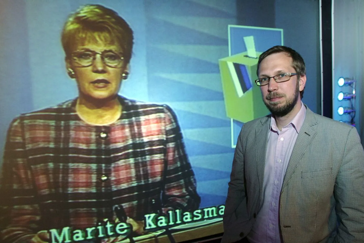 Indrek Ibrus sedastas «Aktuaalse kaamera» 55. sünnipäeva tähistamiseks peetud seminaril, et tulevikus tarbime meediat ühe suure ekraani kõrval kümnetelt väikestelt. Taustal ekraanil «Aktuaalse kaamera» legendaarne saatejuht Marite Kallasma.