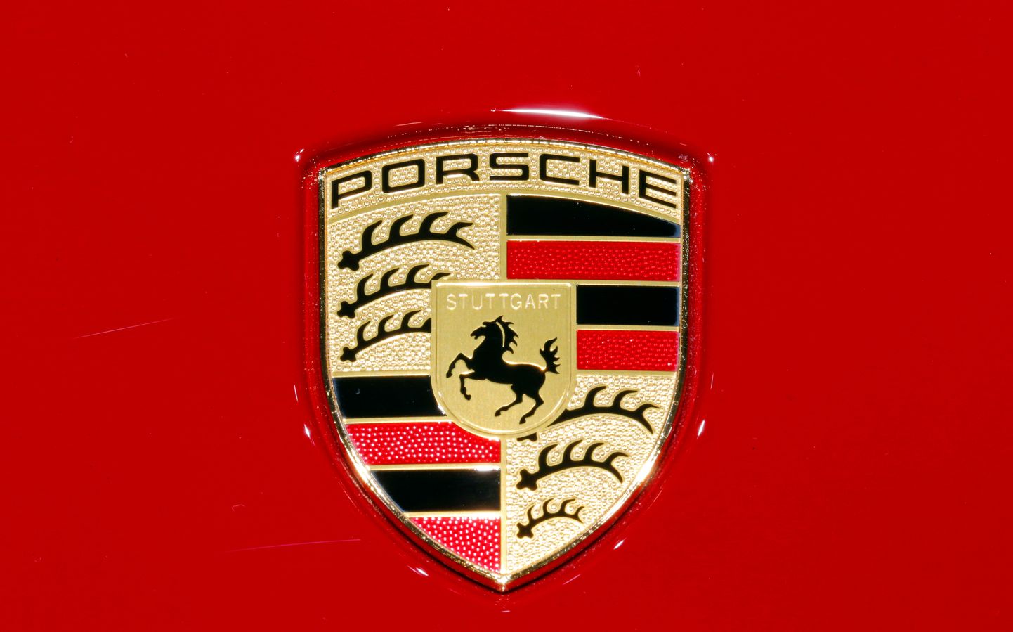 Логотип Porsche.