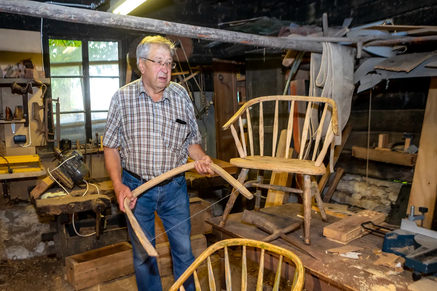 RELIIKVIA: Väino Aaslaiu isa tehtud toolid on viimased, mis nende talus tehti.