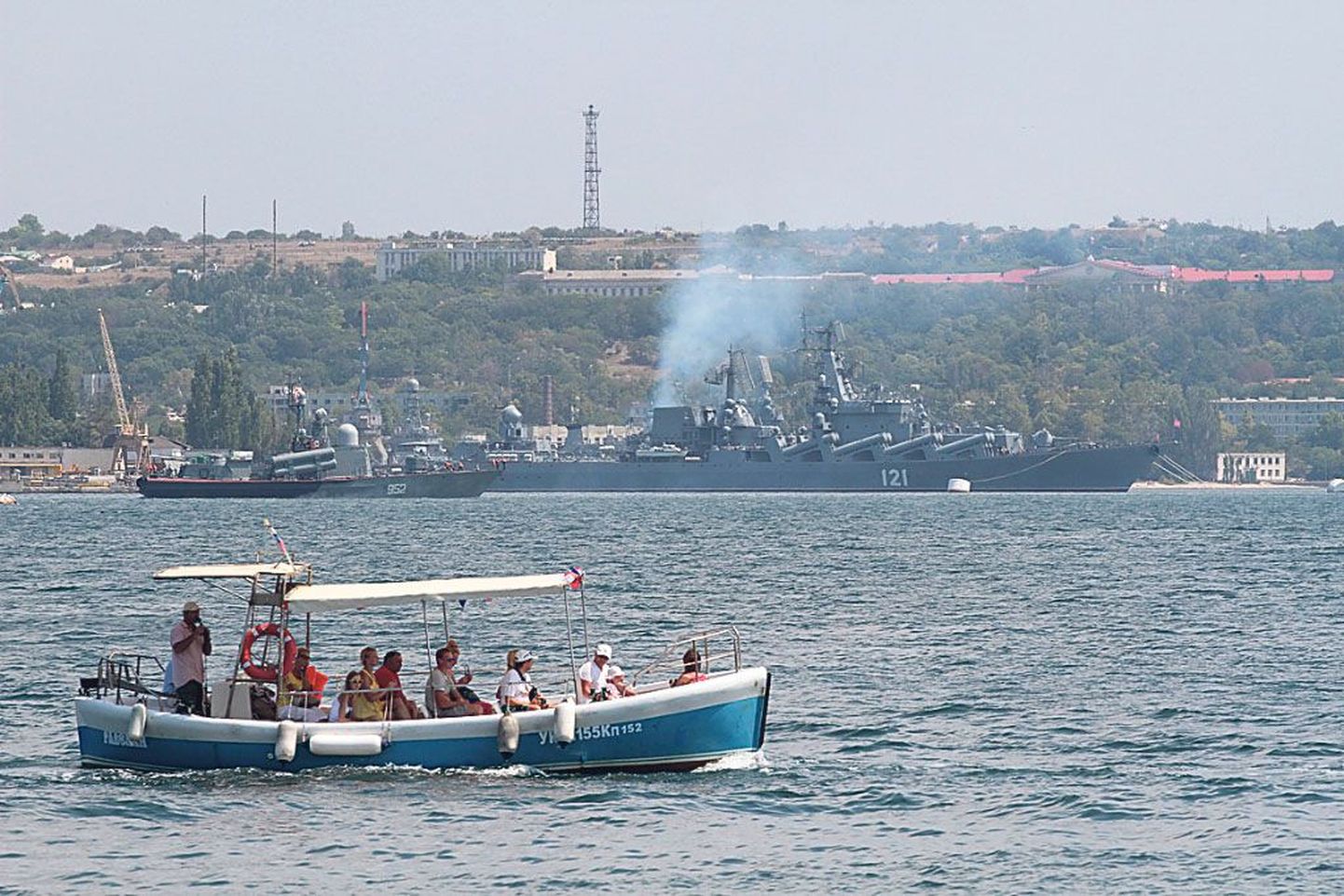 Suvine mõnus paadiretk Mustal merel sõjalaevade taustal Venemaaga taas ühendatud Sevastopolis.