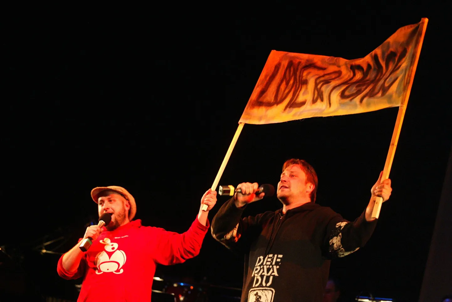 Pildil on Rakvere teatri laulvad näitlejad Peeter Rästas ja Üllar Saaremäe kolm aastat tagasi Maarja küla toetuseks toimunud kontserdil «Kuula palun».
