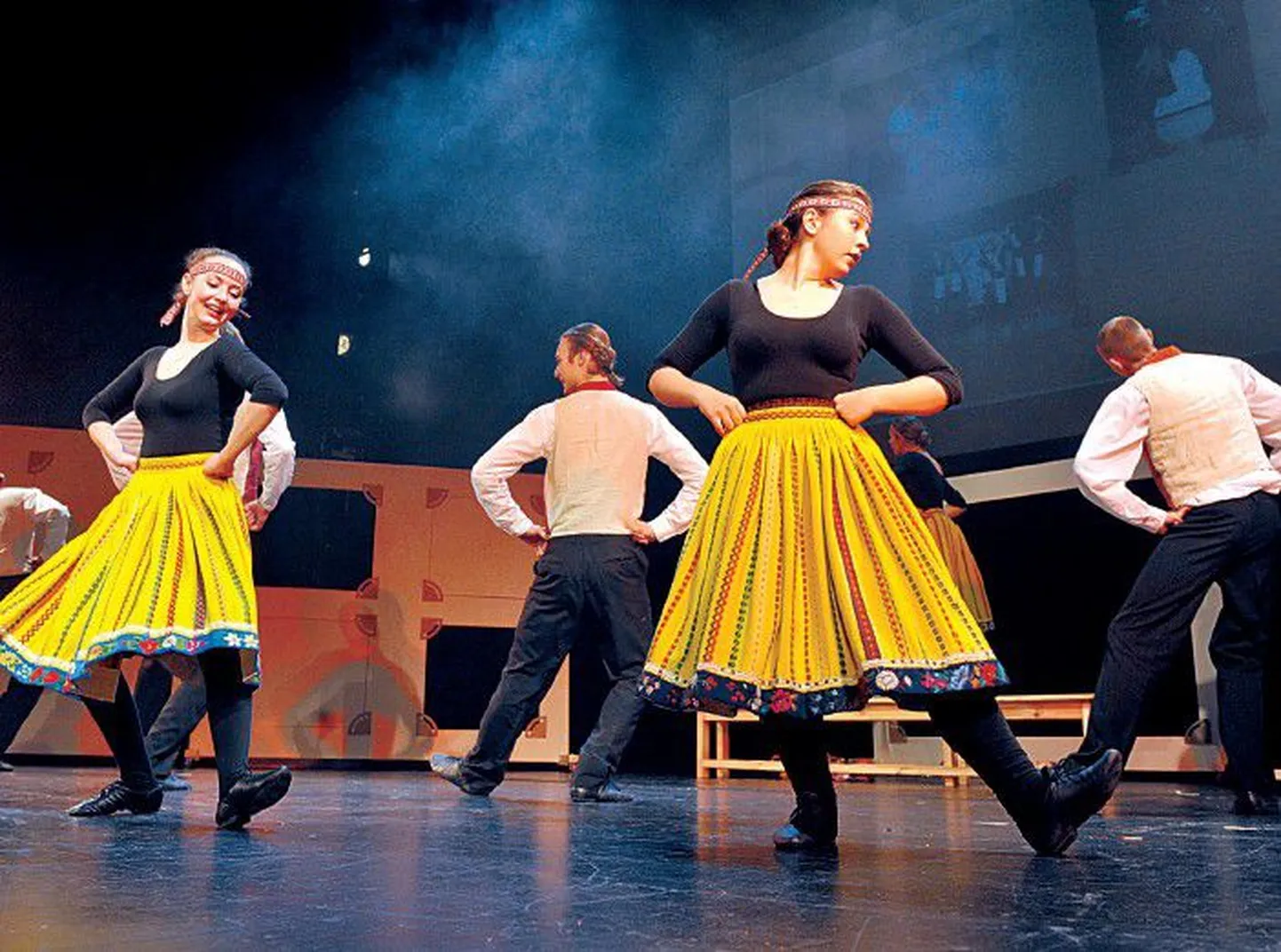 На концерте, посвященном 35-летию студии Русского театра, студийцы зажигательно танцевали и показывали веселые сценки.