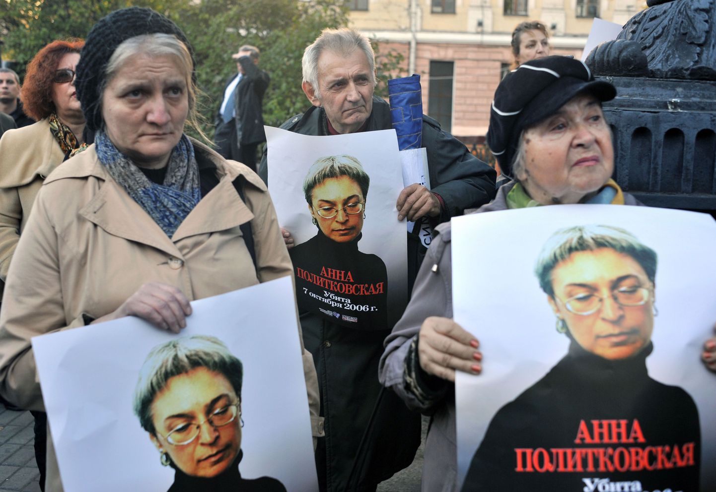 Inimesed ajakirjaniku Anna Politkovskaja piltidega 7. oktoobril 2010 ehk neli aastat pärast veretööd.