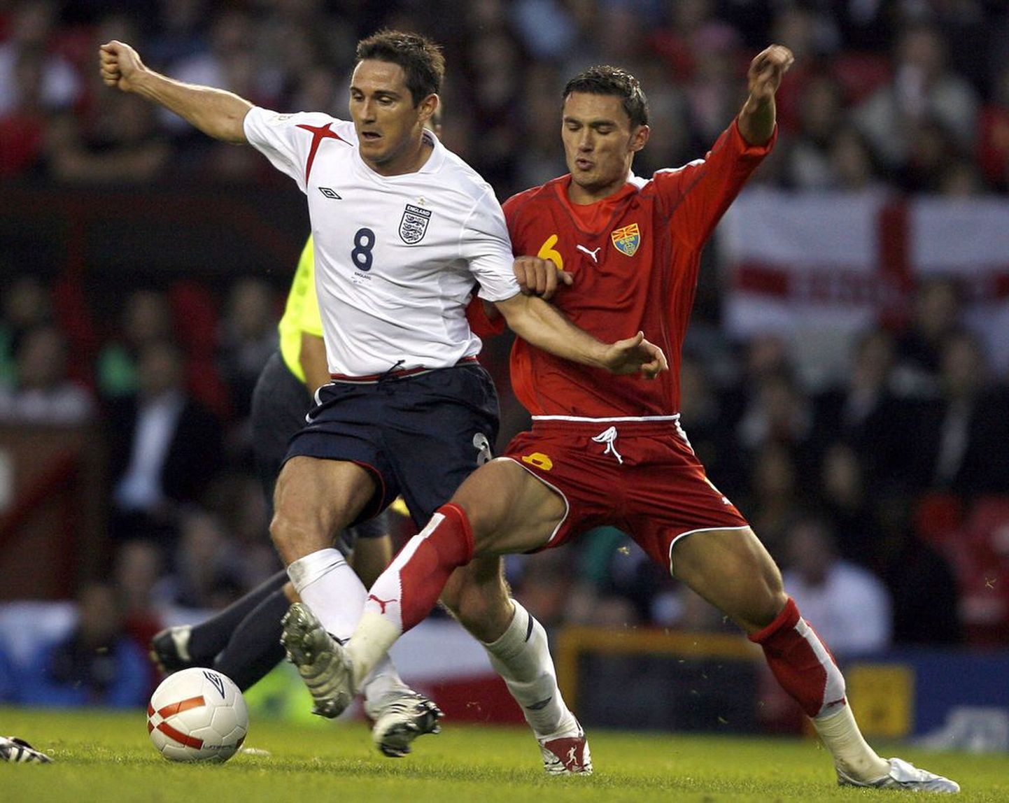 Inglismaa poolkaitsja Frank Lampard (vasakul) ja Makedoonia pallur Aleksandar Mitreski.