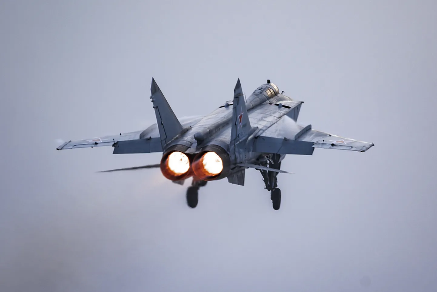 Vene püüdurhävitajal MiG-31 on varemgi mootori süttimisega probleeme olnud. Seekord lõppes õnnetus pilootide pääsemisega, kuid lennuk kukkus järve.