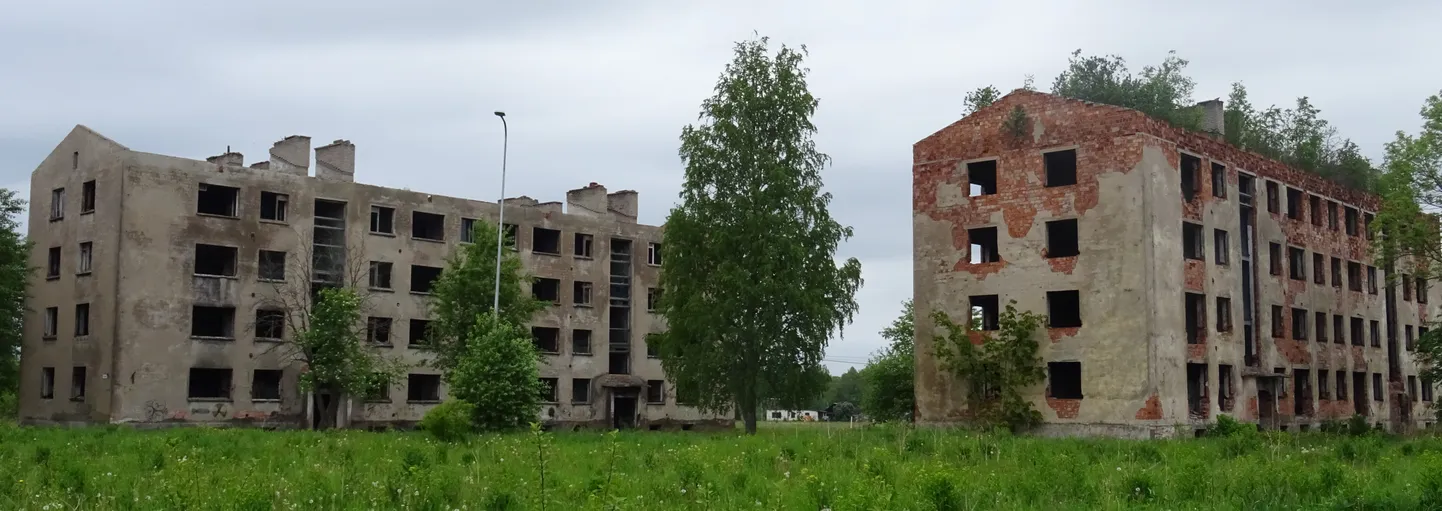 Korterelamute varemed Sompas tänavu kevadel. Kui rahvastikuprognoos Ida-Virumaa puhul täppi läheb, siis tekib maakonda veel sadu elanikest tühjaks jäänud kortermaju.