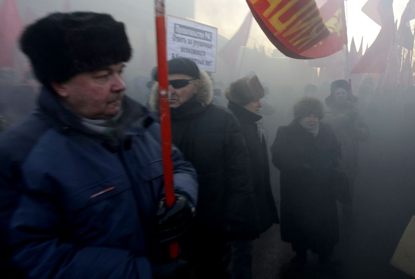 Kommunistide miitingu järel Moskvasse Triumfi väljakule jäänud kümmekond noort süütasid äkki suitsupommi ja hakkasid hüüdma «Me vajame teist Venemaad!», misjärel pidas miilits kinni viis inimest.