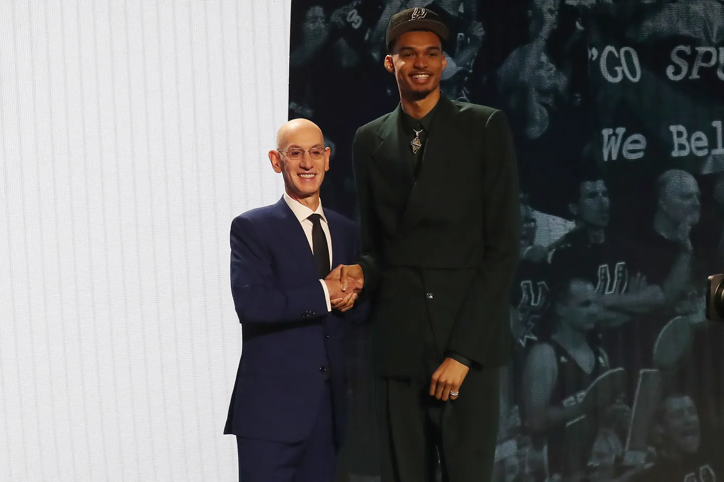 Victor Wembanyama (vaskul) ja NBA tegevjuht Adam Silver.
