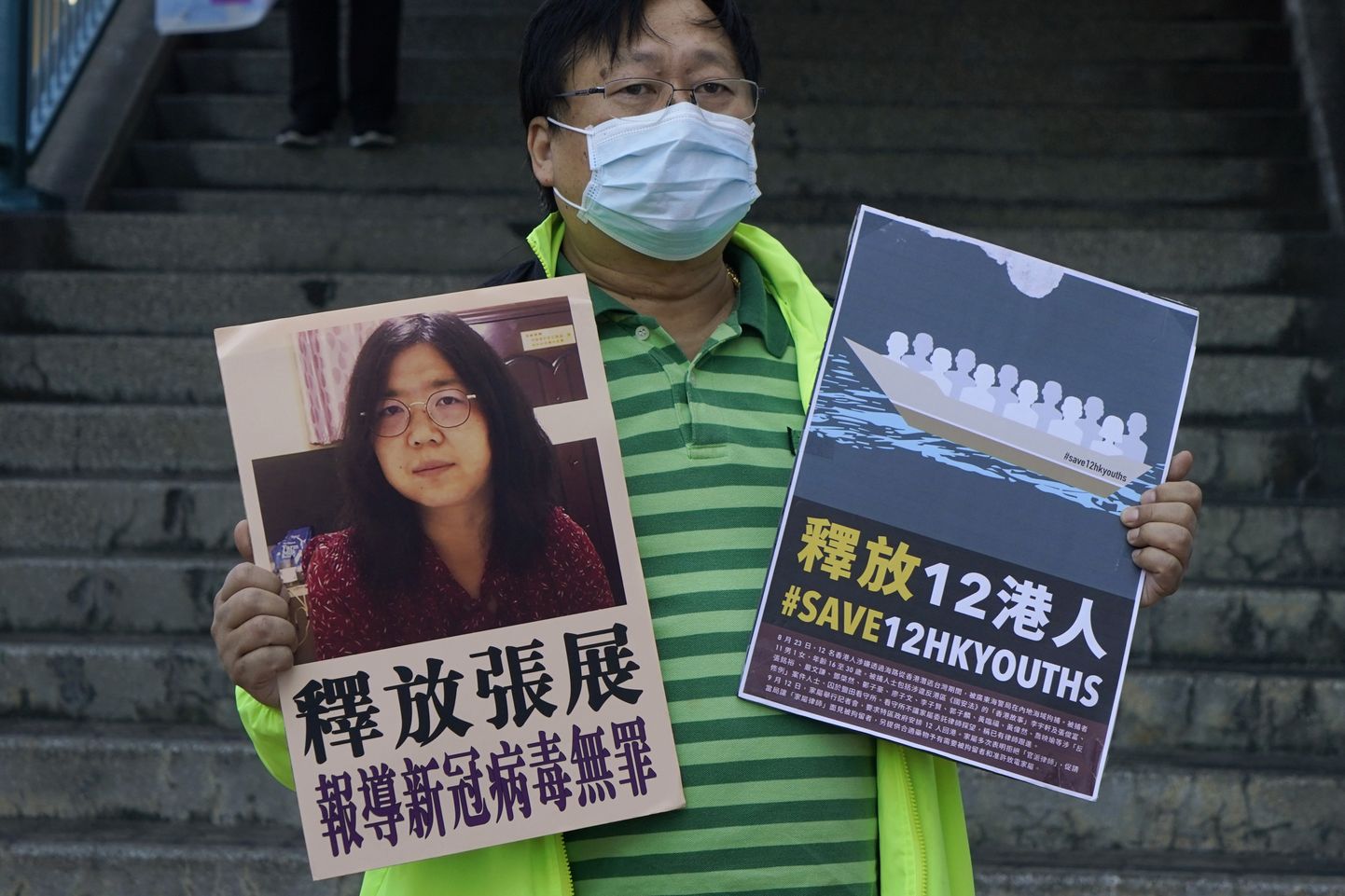 Protestija hoidmas fotot,  millel on näha advokaat Zhang Zhani, kelle kohus saatis Wuhani koroonaolukorra raporteerimise eest trellide taha