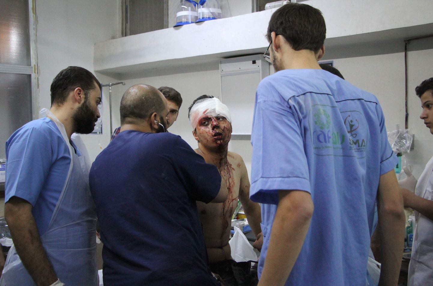 Süüria arstid ravivad vigastatut.