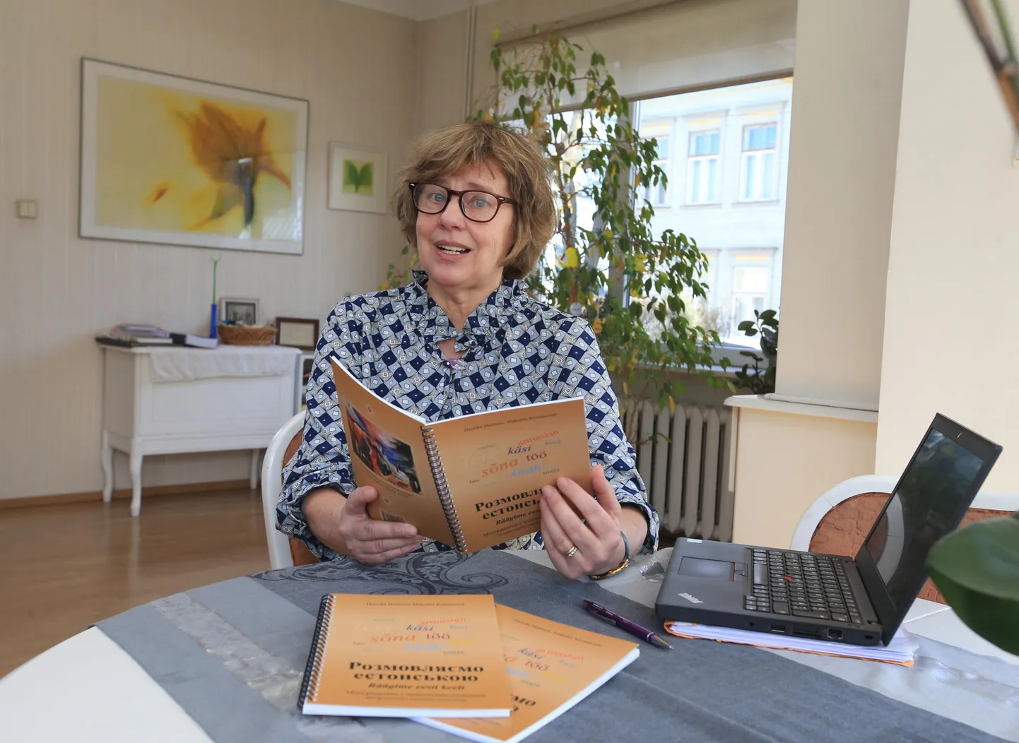 Heinike Heinsoo käes on äsja ilmunud õpik ja kõrval arvuti, mille vahendusel ta suhtleb Lvivi tudengitega.