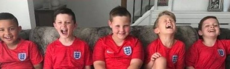 Noored inglise jalgpallifännid 2018. Vasakult alates Kobe, Max, Niall, Jackob ja Kyle