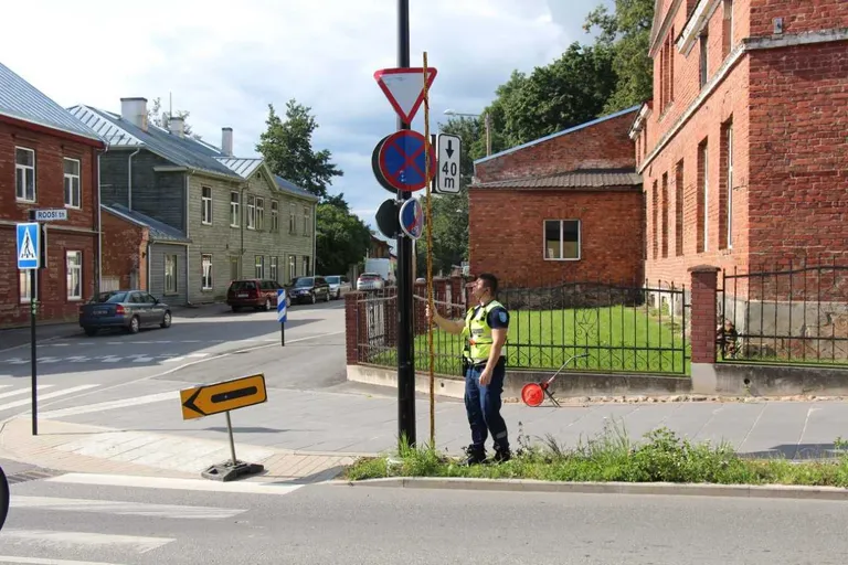 Поврежденный фонарный столб.