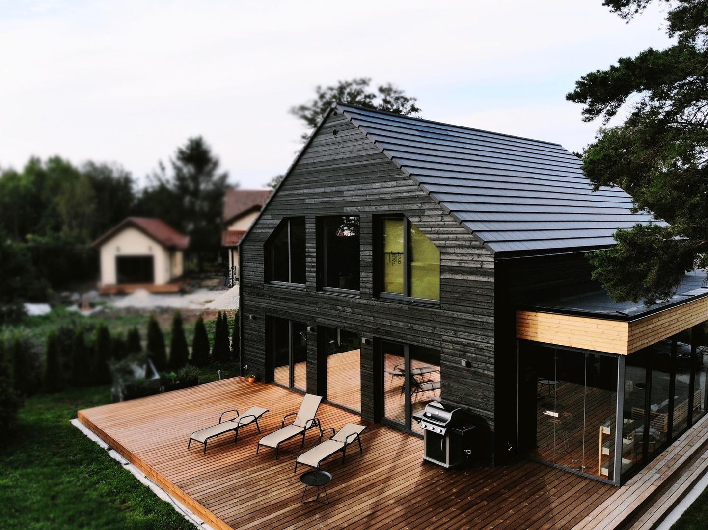 SolarStone’i päikesepaneelidest katused sobivad ühtviisi nii renoveeritud majale kui uusehitisele. See hoone sai päikesekatuse 2019. aastal, süsteemi nimivõimsus on viis kilovatti.