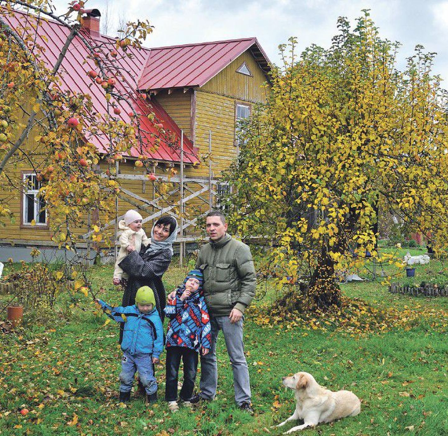 Семья – Алёна, Сергей, 
Тимур, Арсений, Василиса 
и собака Мэри во дворе 
своего дома в поселке Кяру.