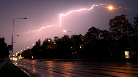 Tugevad sajuhood ja äike liiguvad üle Eesti, paiguti võib tulla kuni 40 mm sademeid